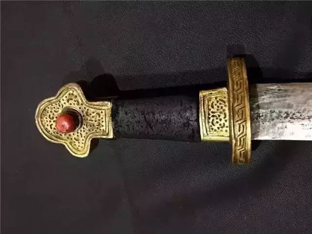 老牧民手中的藏刀，古代兵器太美!