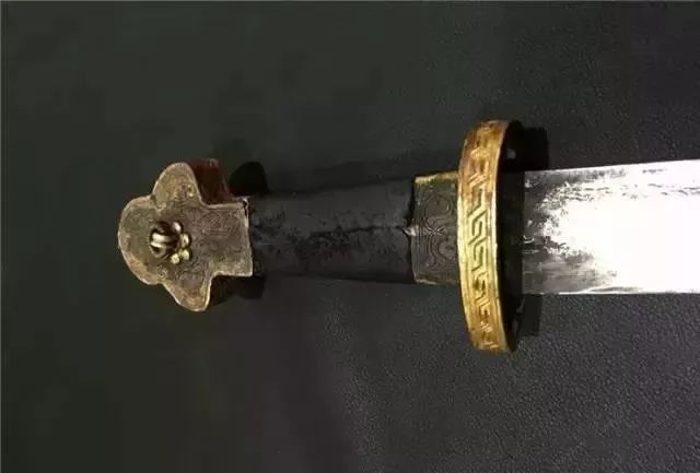 老牧民手中的藏刀，古代兵器太美!