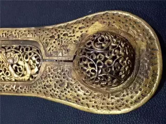 老牧民手中的藏刀，古代兵器太美!