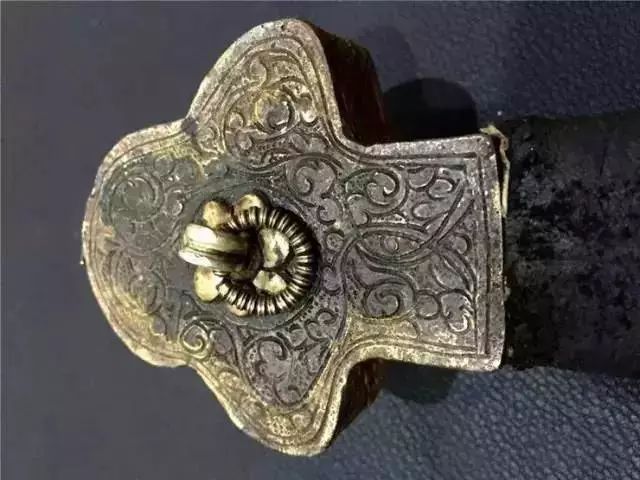 老牧民手中的藏刀，古代兵器太美!