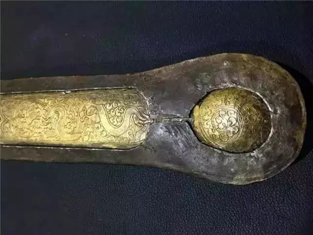 老牧民手中的藏刀，古代兵器太美!