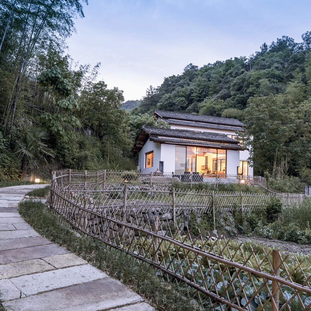 安吉·仁里息心廬，擁泉而居枕山而眠!