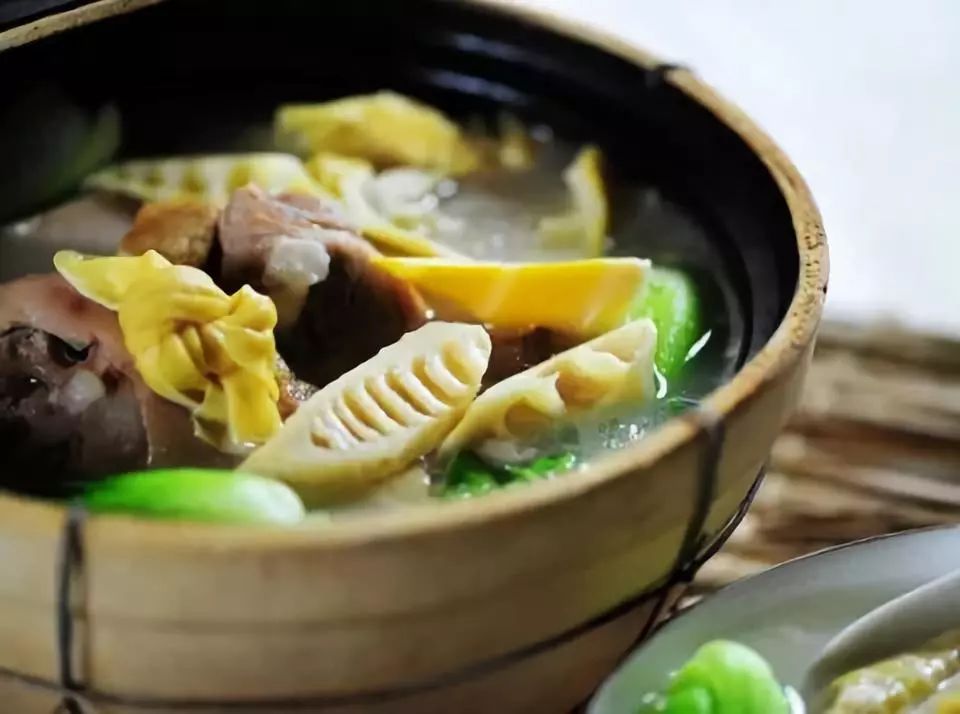 安吉·仁里息心廬，擁泉而居枕山而眠!