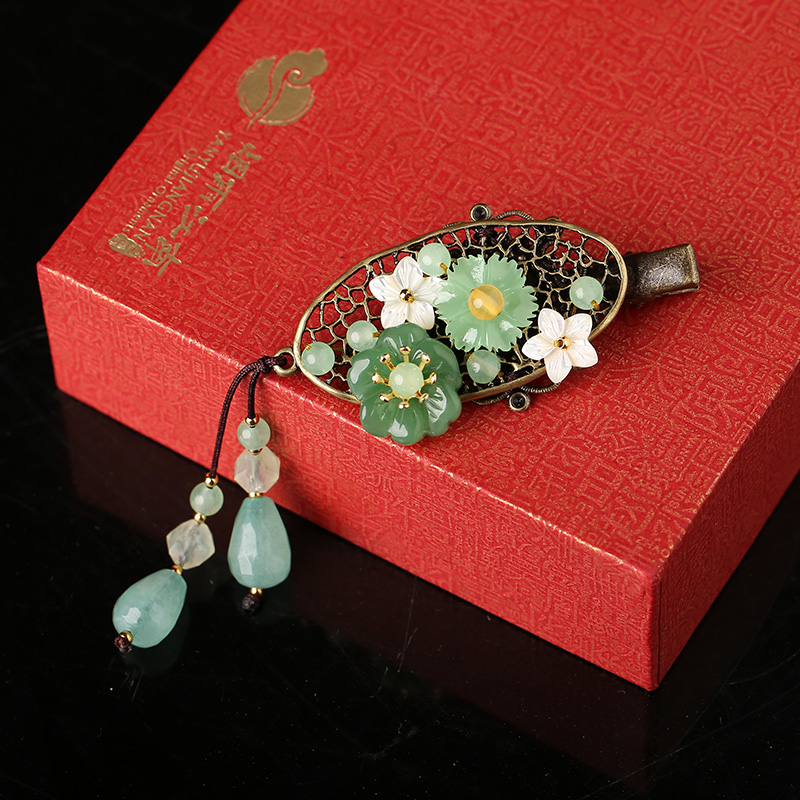 一款淡綠系的古銅發(fā)夾，優(yōu)雅別致古風(fēng)頭飾