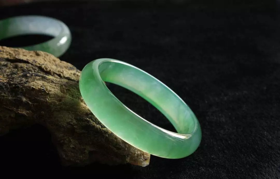 翡翠手鐲戴左手還是右手？四方面教你理解戴法