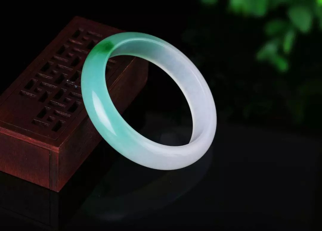 翡翠手鐲戴左手還是右手？四方面教你理解戴法