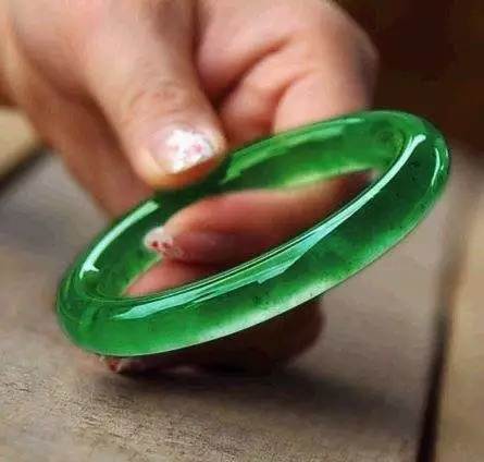 翡翠手鐲戴左手還是右手？四方面教你理解戴法