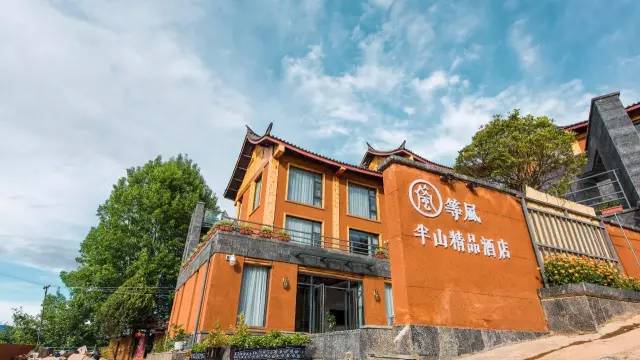 瀘沽湖新中式風(fēng)格民宿，等風(fēng)·半山