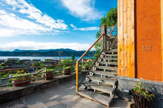 瀘沽湖新中式風(fēng)格民宿，等風(fēng)·半山