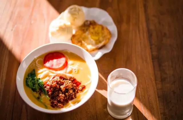 瀘沽湖新中式風(fēng)格民宿，等風(fēng)·半山