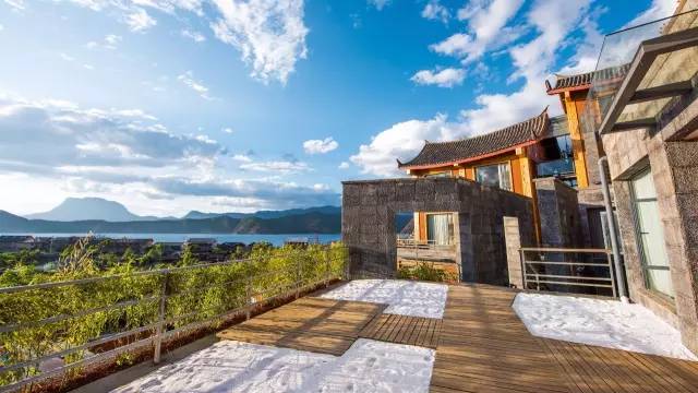 瀘沽湖新中式風(fēng)格民宿，等風(fēng)·半山