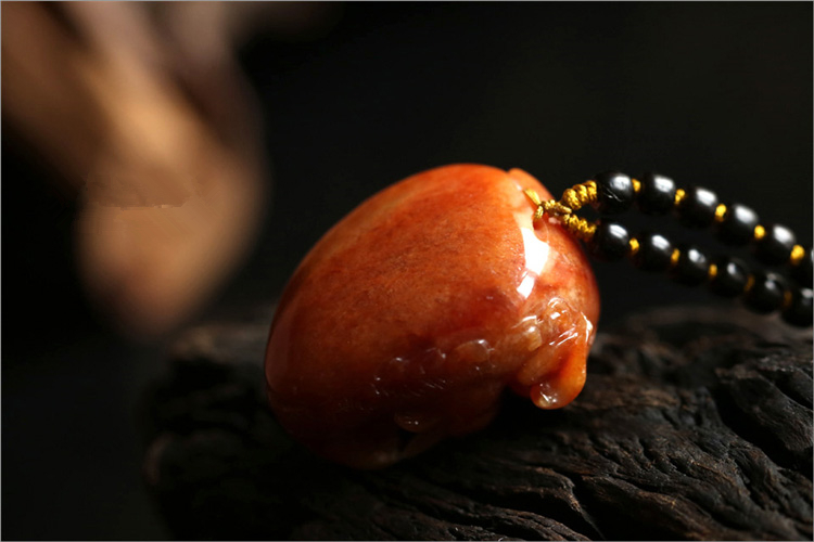 罕見(jiàn)辣黃翡翠吊墜霸氣獸頭吊墜