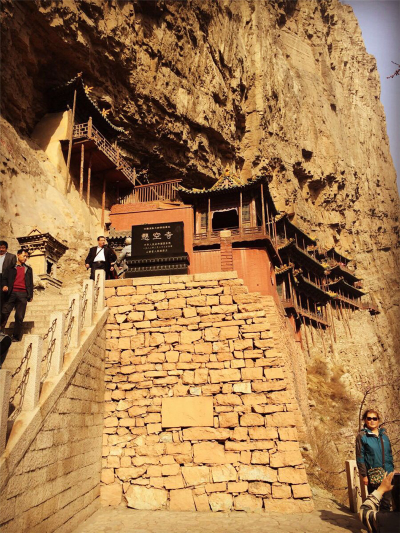 懸空寺半天高，三根馬尾空中吊