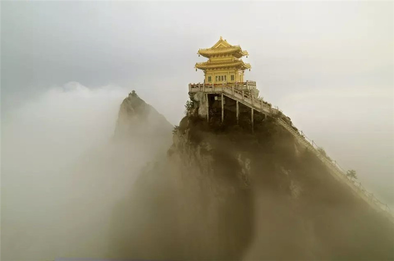 洛陽(yáng)欒川老君山云霧中如仙境