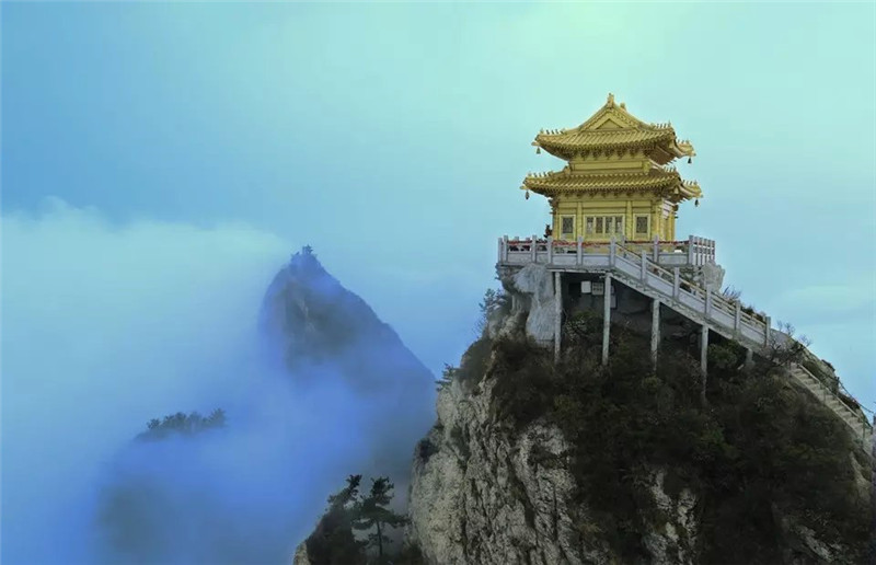 洛陽(yáng)欒川老君山云霧中如仙境