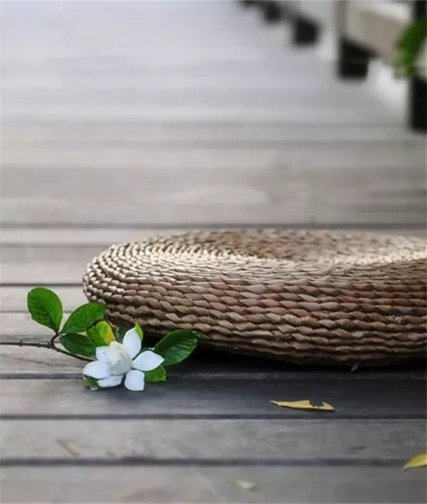 品茶牌佛之常用物，蒲團(tuán)