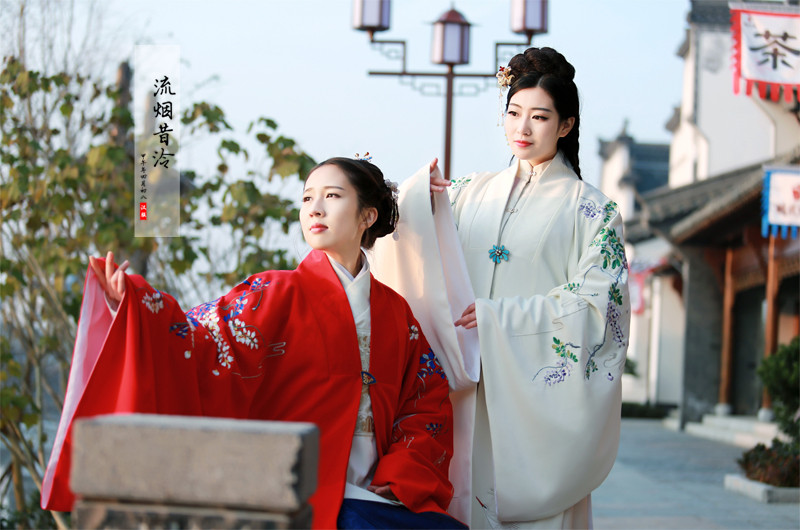 閨蜜漢服滿繡明制披風