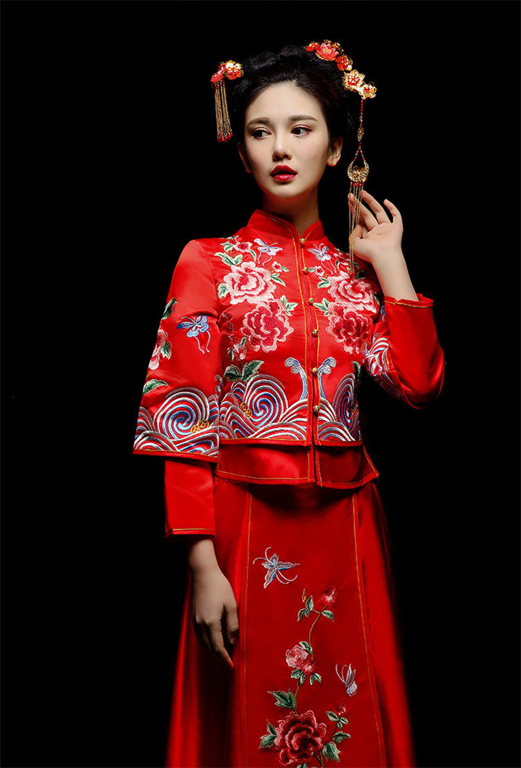 中式新娘禮服嫁衣，龍鳳褂富貴牡丹