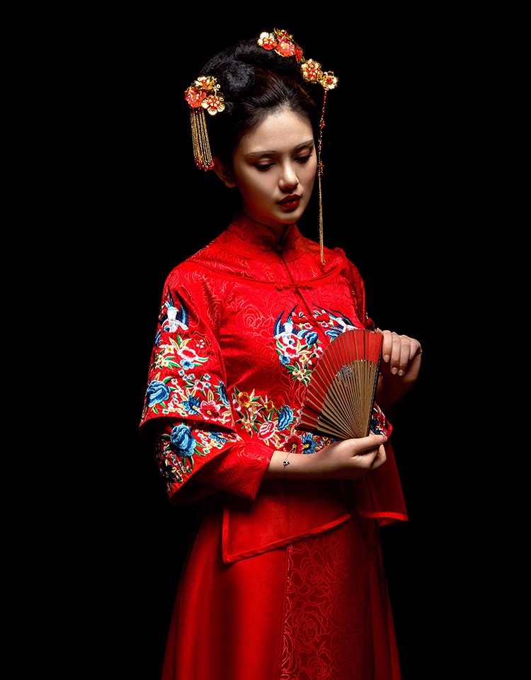 中國(guó)古典元素刺繡新娘禮服，敬酒服長(zhǎng)袖春裝
