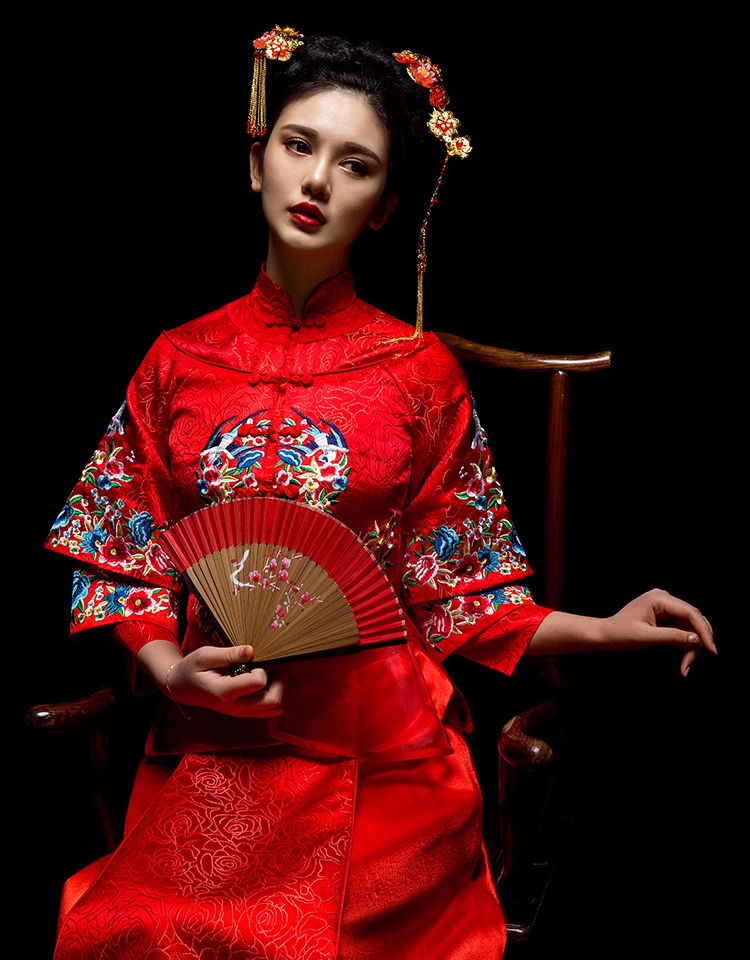 中國(guó)古典元素刺繡新娘禮服，敬酒服長(zhǎng)袖春裝
