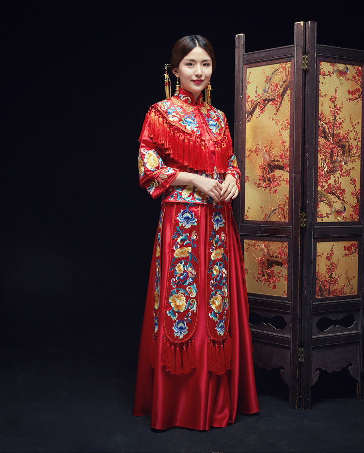 中式紅色長袖新娘嫁衣，流蘇繡花牡丹禮服