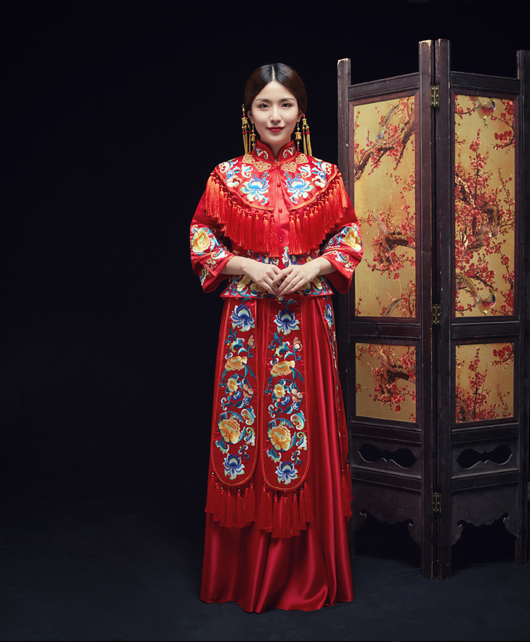 中式紅色長袖新娘嫁衣，流蘇繡花牡丹禮服