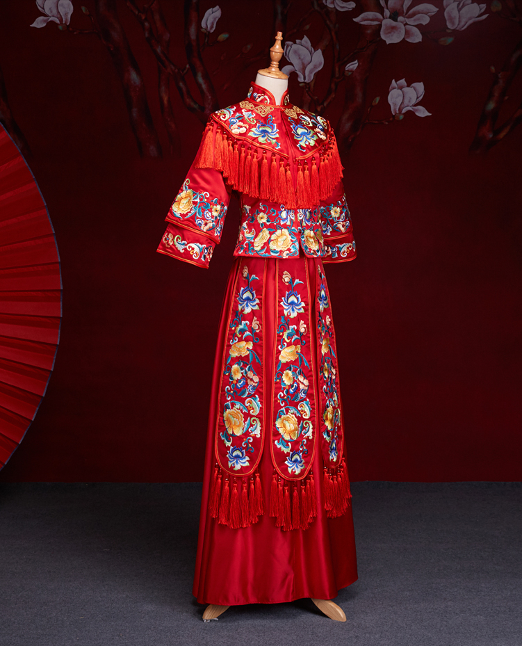 中式紅色長袖新娘嫁衣，流蘇繡花牡丹禮服