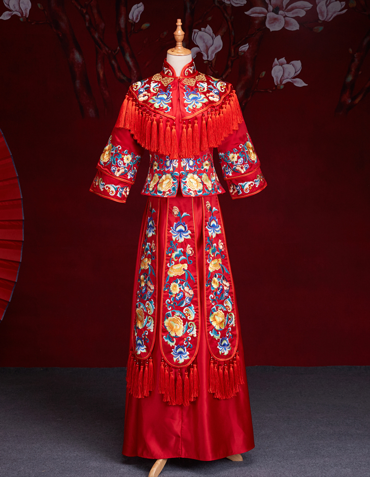 中式紅色長袖新娘嫁衣，流蘇繡花牡丹禮服