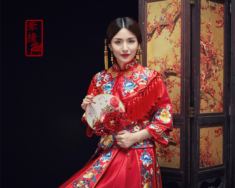 中式紅色長袖新娘嫁衣，流蘇繡花牡丹禮服