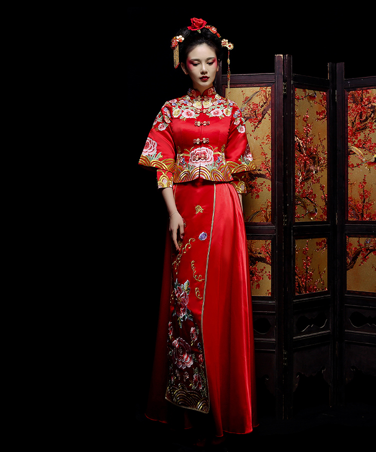 新郎新娘精致中式繡花禮服。