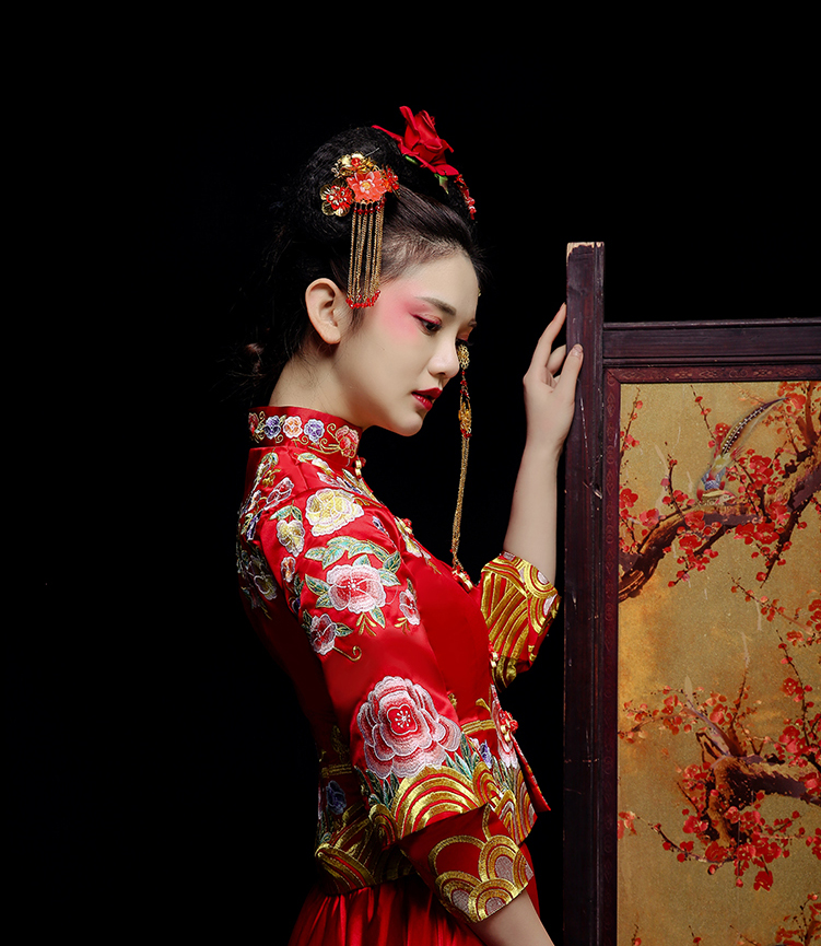 新郎新娘精致中式繡花禮服。