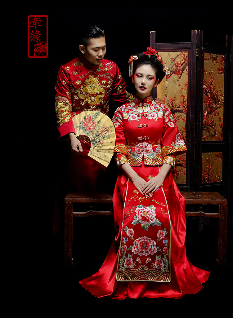 新郎新娘精致中式繡花禮服。
