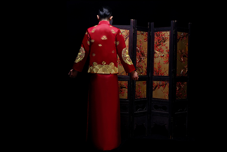 新郎新娘精致中式繡花禮服。