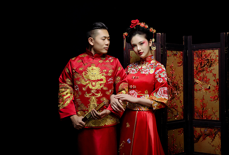 新郎新娘精致中式繡花禮服。