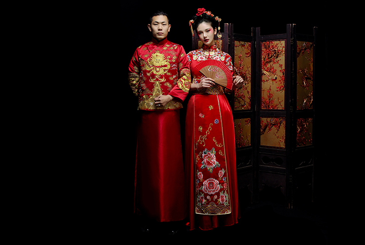 新郎新娘精致中式繡花禮服。