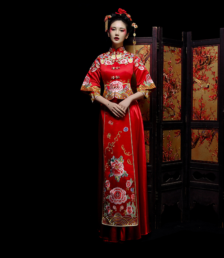 新郎新娘精致中式繡花禮服。