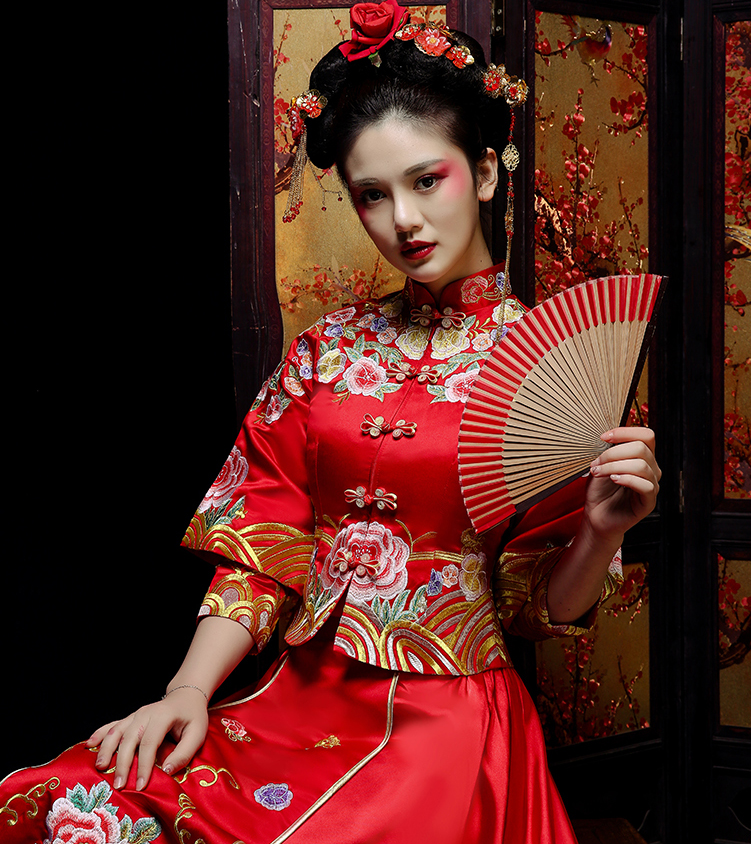 新郎新娘精致中式繡花禮服。