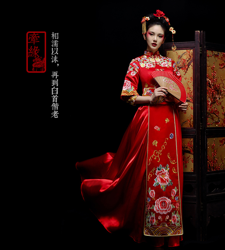 新郎新娘精致中式繡花禮服。