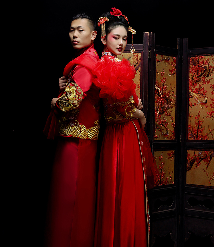新郎新娘精致中式繡花禮服。