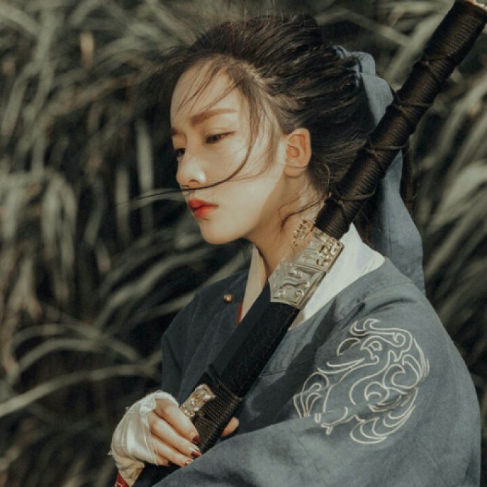英氣瀟灑女子古風(fēng)頭像，古典真人頭像