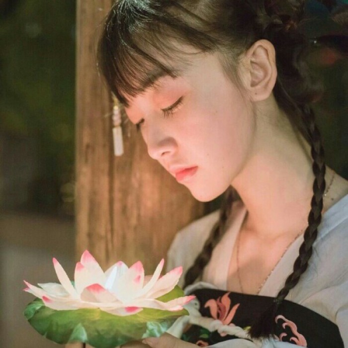 柔美女子攜燈古風頭像，婉約家佳樂文學微信qq頭像