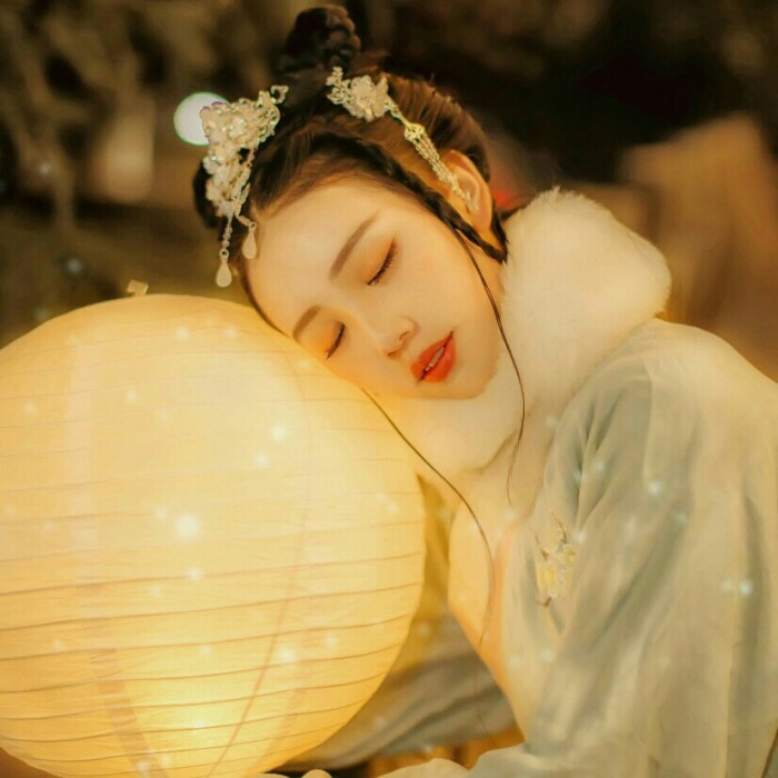 柔美女子攜燈古風頭像，婉約家佳樂文學微信qq頭像
