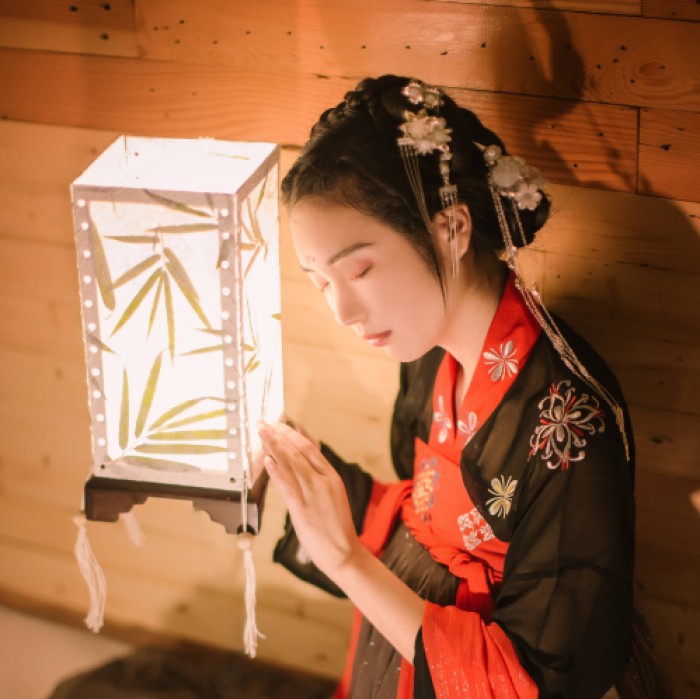 柔美女子攜燈古風頭像，婉約家佳樂文學微信qq頭像