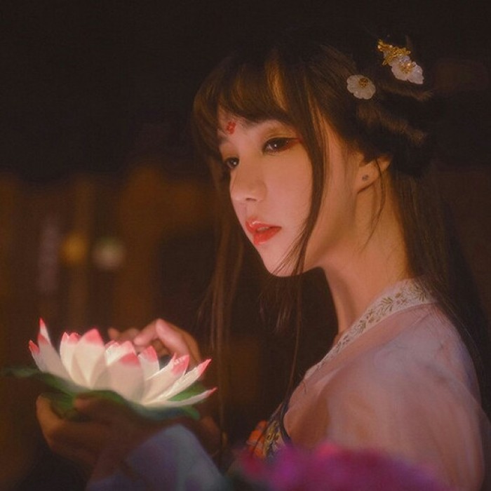 柔美女子攜燈古風頭像，婉約家佳樂文學微信qq頭像