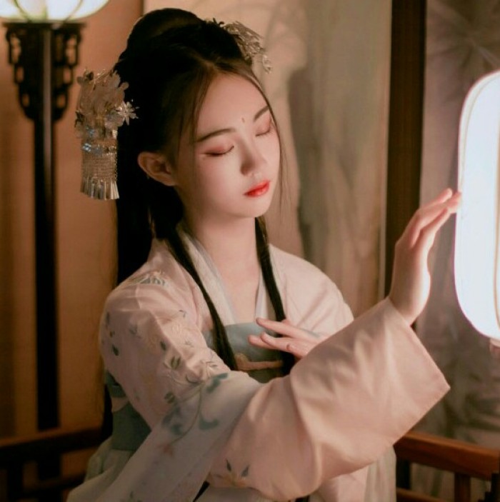 柔美女子攜燈古風頭像，婉約家佳樂文學微信qq頭像