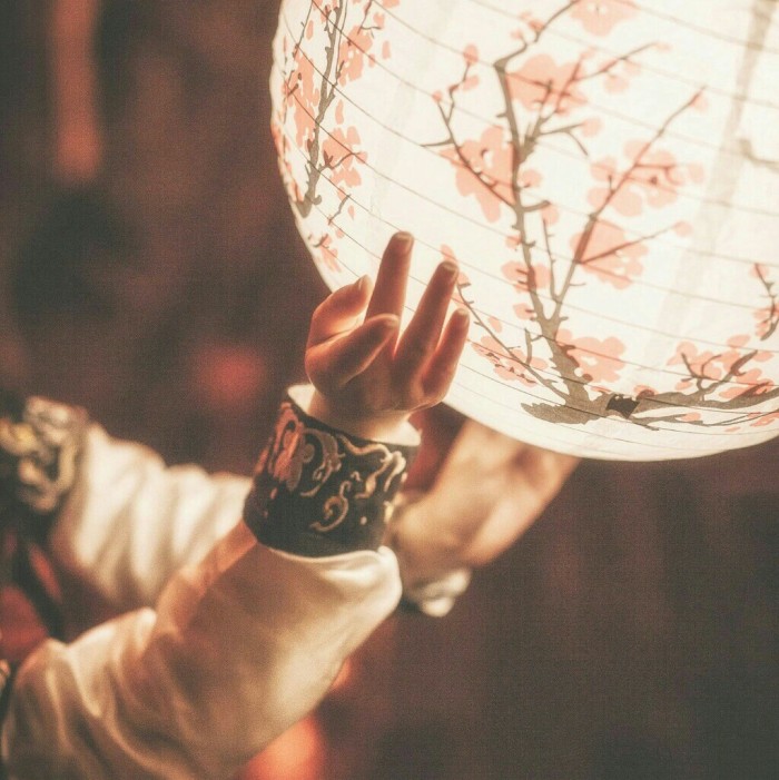 玉手撫枝古風(fēng)頭像，唯美女子纖手頭像