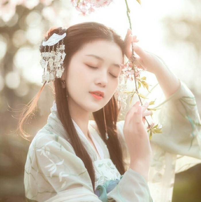 嬌俏女子古風(fēng)唯美頭像，淡掃峨眉真人女生頭像
