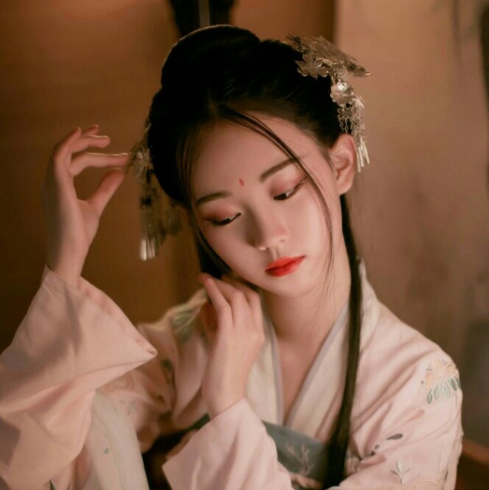 柳眉杏眼女生頭像，古風(fēng)女子qq頭像