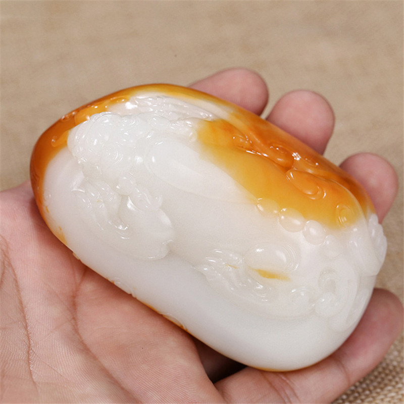 瑞獸納吉新疆和田玉手把件，精致白玉籽料雕刻