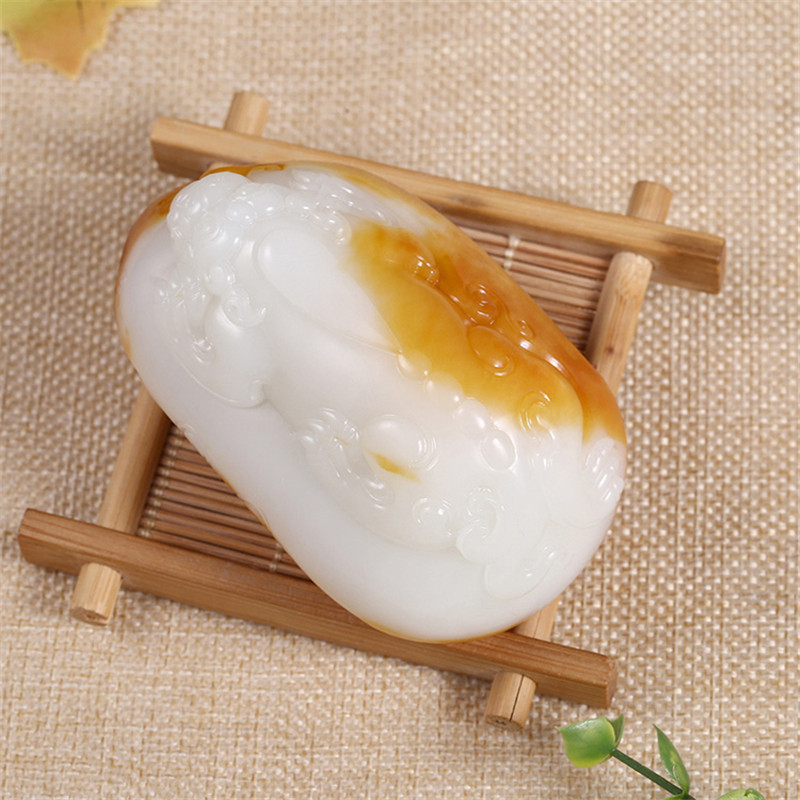 瑞獸納吉新疆和田玉手把件，精致白玉籽料雕刻